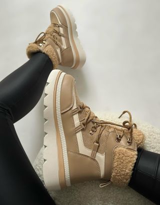 ✨ Styl, pohodlí a teplo v jednom! ✨ Naše nové zimní kotníkové boty v béžových tónech si zamiluješ hned na první obutí 🤍 ✅...