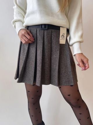 Šedá klasika, která nikdy nezklame 🩶 Skládaná sukně + pásek = zimní must-have! #zimnimoda #sukne #stylovainzima #fashioncz...