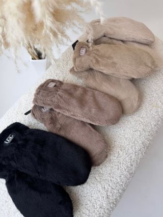 Když chceš, aby ti bylo teplo, ale zároveň vypadat stylově 🐻 Naše oblíbené chlupaté rukavice jsou zpět - ve čtyřech...