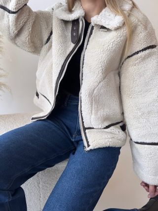 Hebká, teplá a neskutečně stylová 🤍 Naše teddy bunda tě zahřeje i v těch nejchladnějších dnech! ❄️ #fashionstyle...