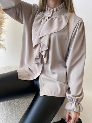 Elegance, která mluví sama za sebe ✨ Jemný satén, ženské volány a střih, který padne každé postavě. Perfektní pro práci i...