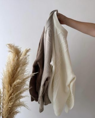 Než přijde pořádná zima, chce to zahřát stylově ✨ Heboučké pletené svetry v neutrálních tónech, které se hodí úplně ke...