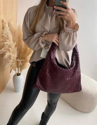 „Detail, který dělá outfit dokonalým.“ 💼💜 #outfitinspo #fashiondetails #styleblogger #baglove #leatherpants #chicstyle