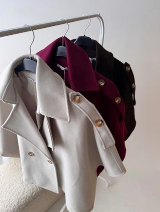 Naše nové krátké trenčkotové kabátky ve třech barevných provedeních ✨ #fashionstyle #coatseason #elegantlook...