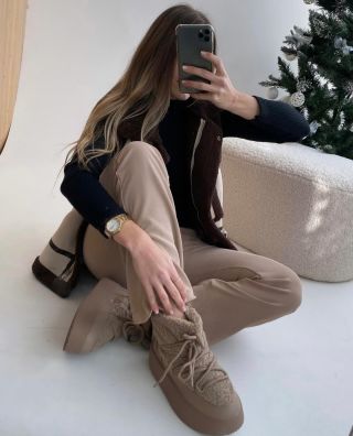 „Soft winter days.“ Celý outfit objednáš online 👉🏻 www.vkfashion.cz #minimalstyle #neutrallook #cozyoutfit #wintervibes...