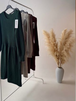 Svetrové šaty MELA 💫 Vyber si svou oblíbenou barvu — hnědá, béžová, zelená nebo vínová 🤎🤍💚🍷 Která je ta tvoje?...